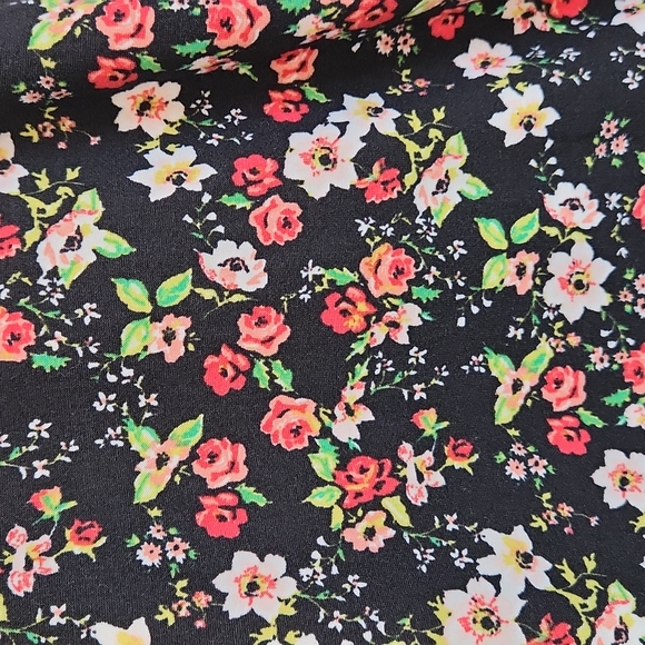 Soft, stretchy, black floral top - Picture 2 of 6